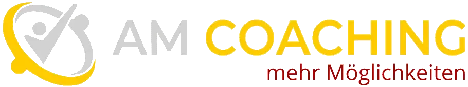 AM Coaching-Logo mit gelbem Swoosh, darunter der Text „mehr Möglichkeiten“ in Rot und ein subtiler Hinweis auf Annette Menchs Expertise im Teamcoaching.